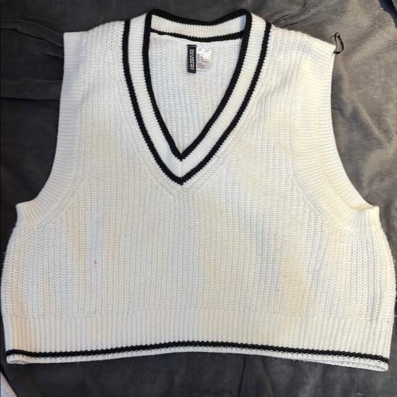 Chic White Sweater Vest with Black Trim - Picture 1 of 2